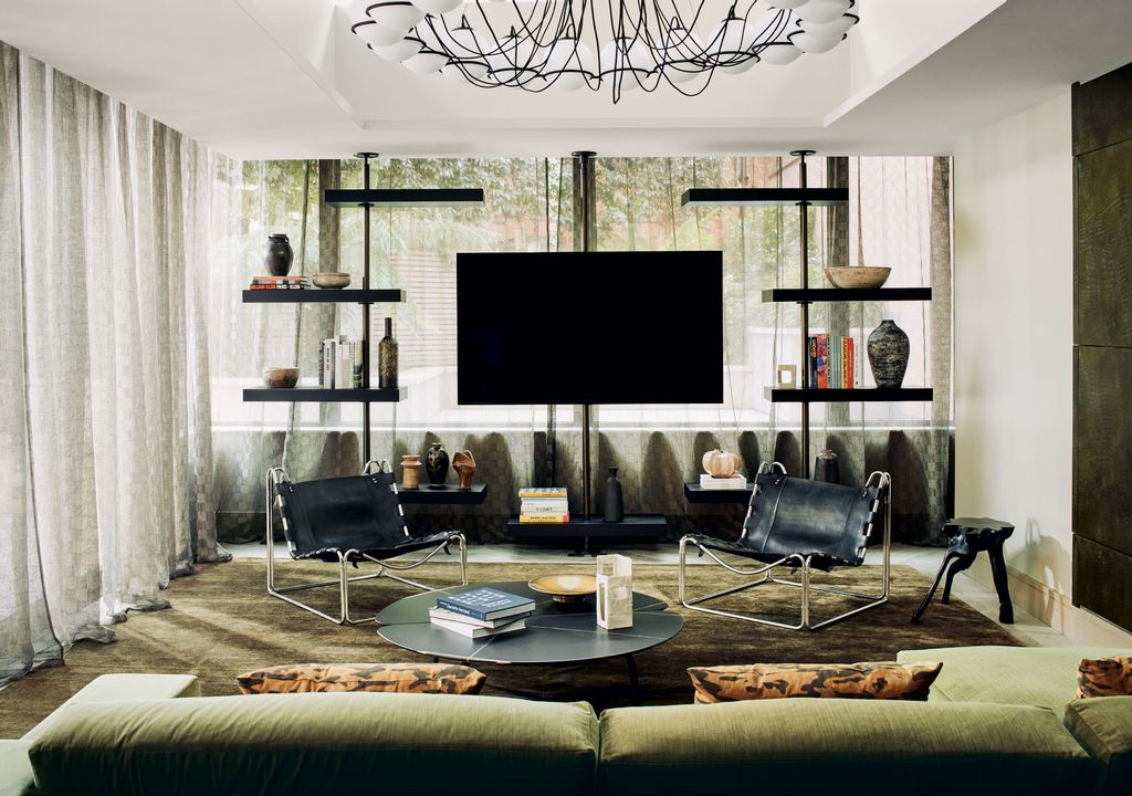 A newbuild in central London has been transformed into a piedàterre with personality thanks to the subtle layering of...