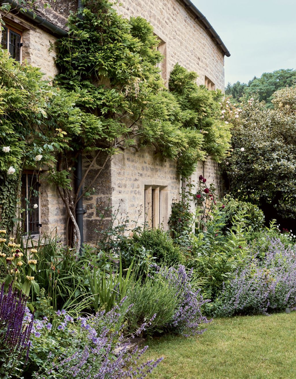 Faced with the daunting task of reviving this 17thcentury cottage in the Cotswolds Ben Adler and Pat Llewellyn enlisted...