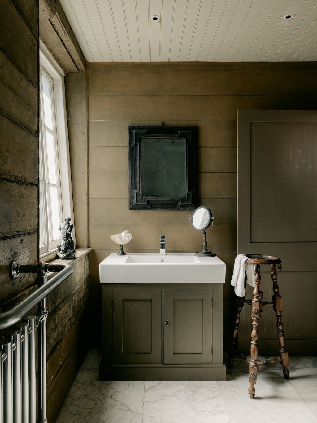 In the topfloor bathroom the colours were mixed to Phillips specification. “I am very keen on ‘drab colours ...