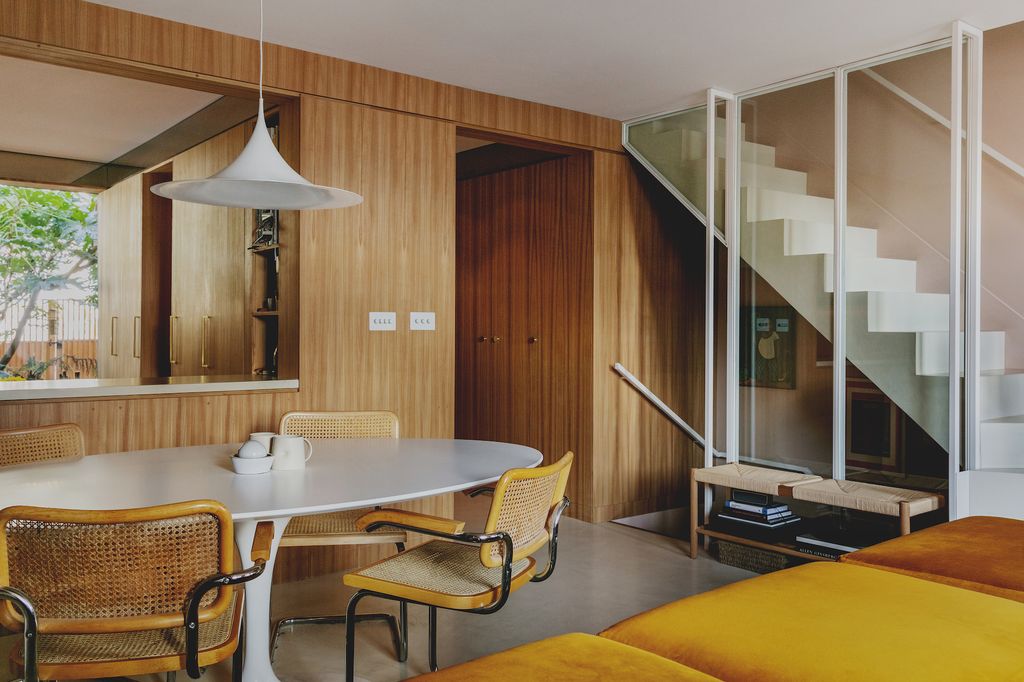 The table is Saarinens ‘Tulip table for Knoll while the pendant lamp chosen to mirror the tables shape is a ‘Semi...