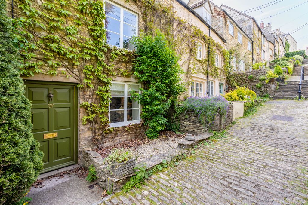The house is on the Chipping Steps in Tetbury and the front door is painted in ‘Bancha from Farrow Ball.