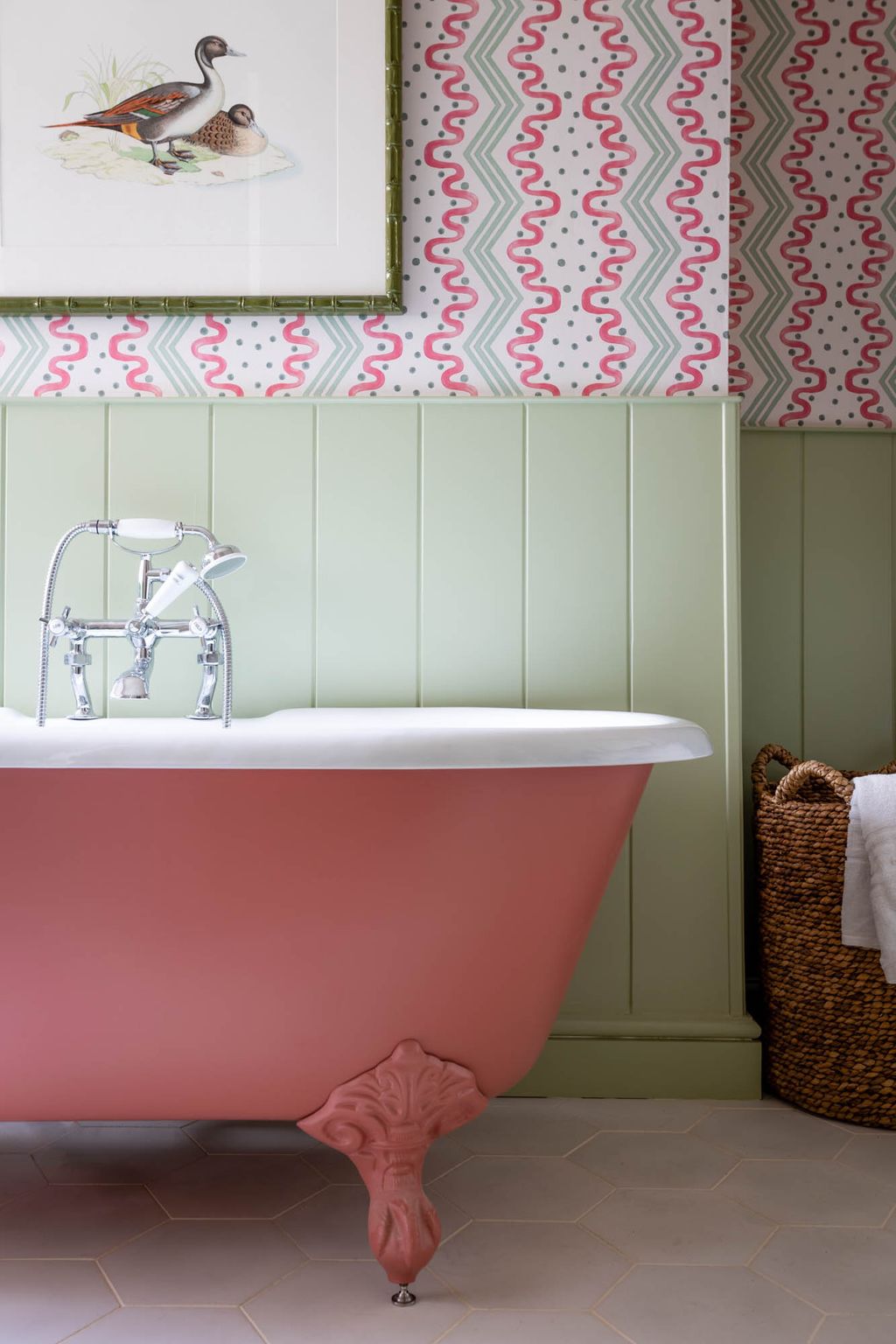Image may contain Tub Bathtub Animal and Bird