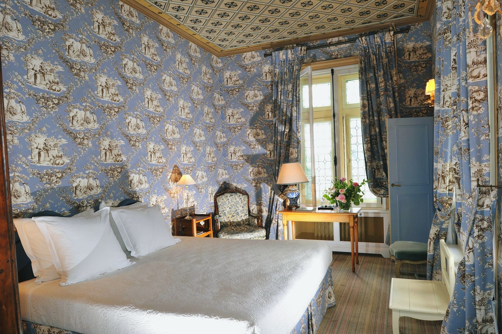 Image may contain Room Bedroom Indoors Furniture Interior Design Living Room Bed Flooring Lamp and Table Lamp