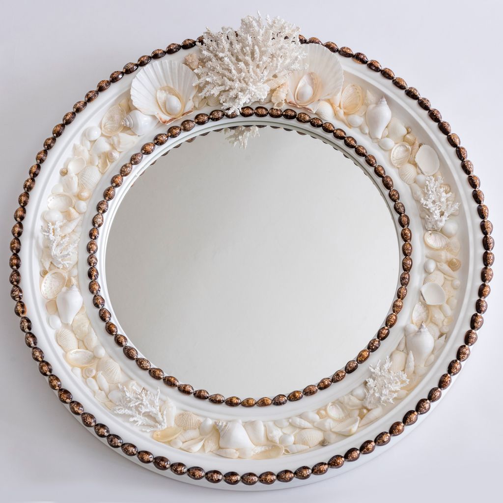 Linda Fenwick is a shell artist personally designing and making customised shell panels shelled interior accessories...