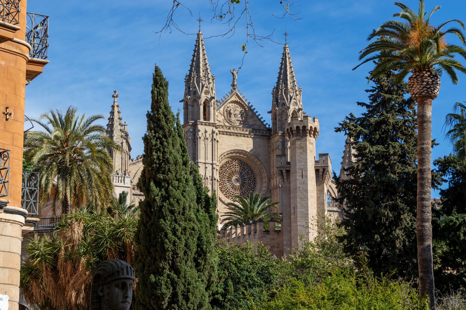 2BJA5MG Santa Maria Cathedral on a beautiful sunny day in april Palma de Mallorca Spain.