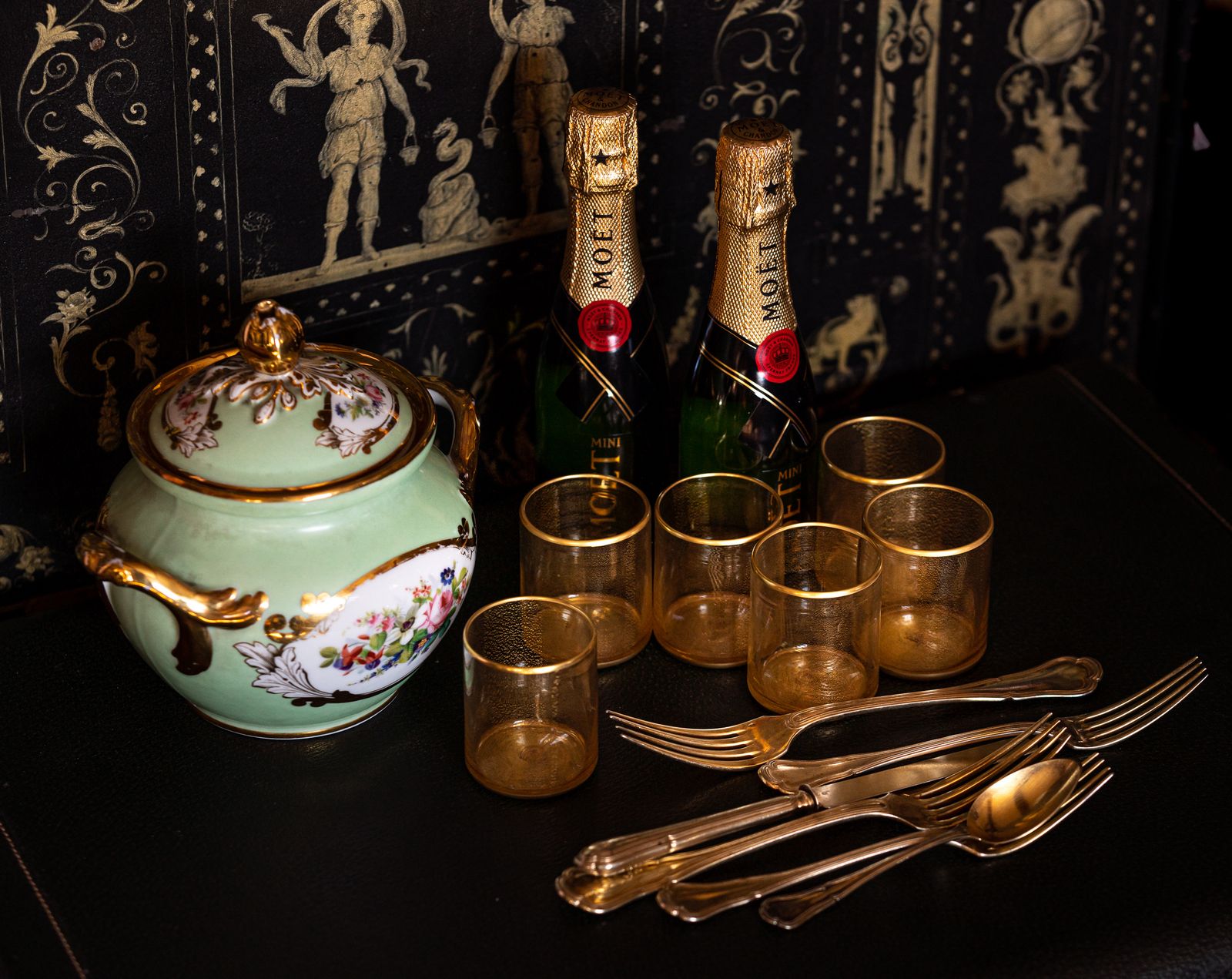 Giberto glassware ready to be clinked at a New Year's toast.