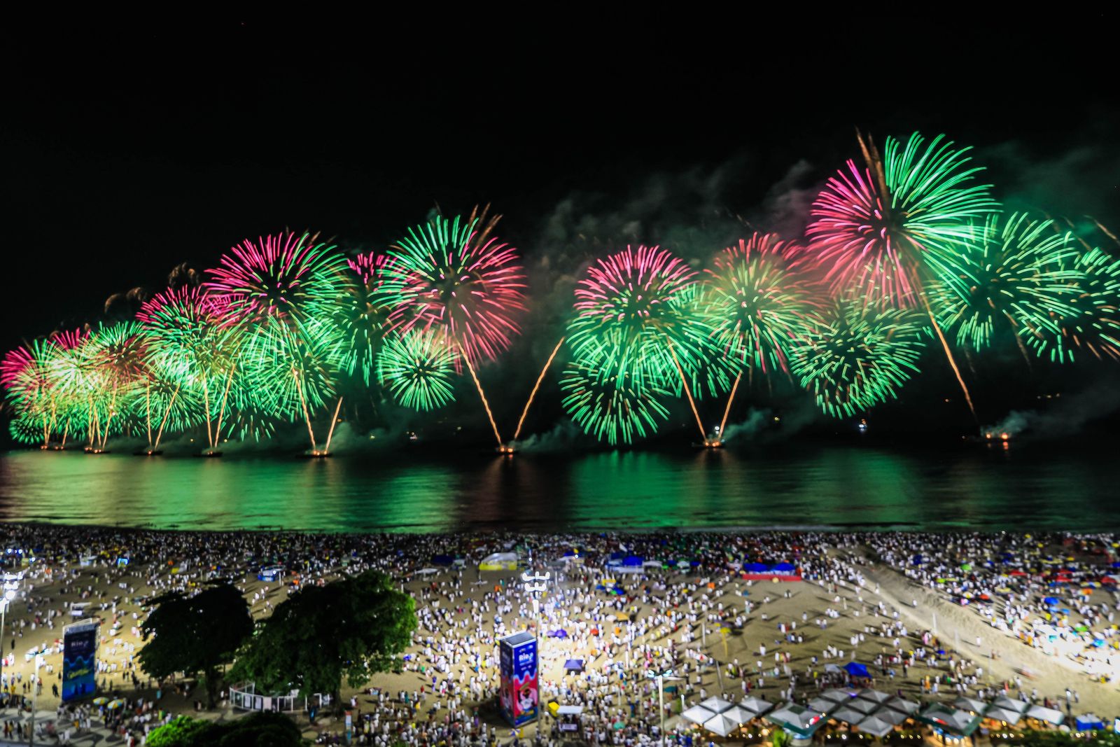 2HCWFXH Rio De Janeiro Brazil. 1st Jan 2022. New Year's Eve Copacabana Fireworks on the New Year at Copacabana beach...