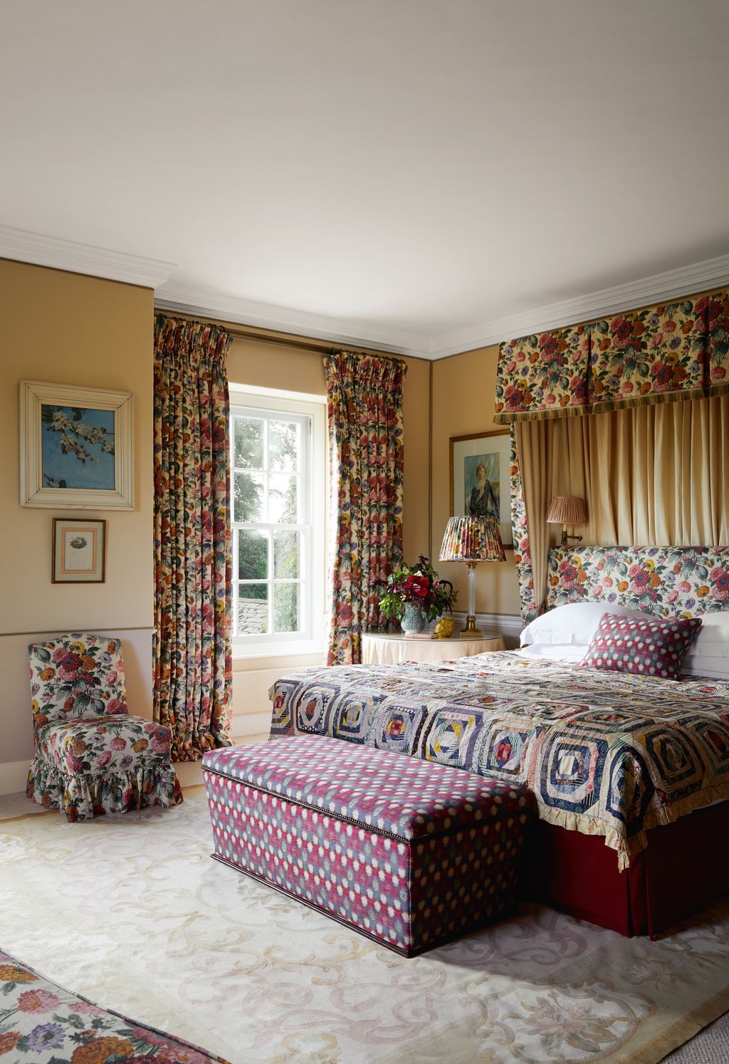 Edward Bulmer Natural Paints ‘Lilac Pink on the lower part of the walls picks up on Floras ‘Dahlias linen in parchment...