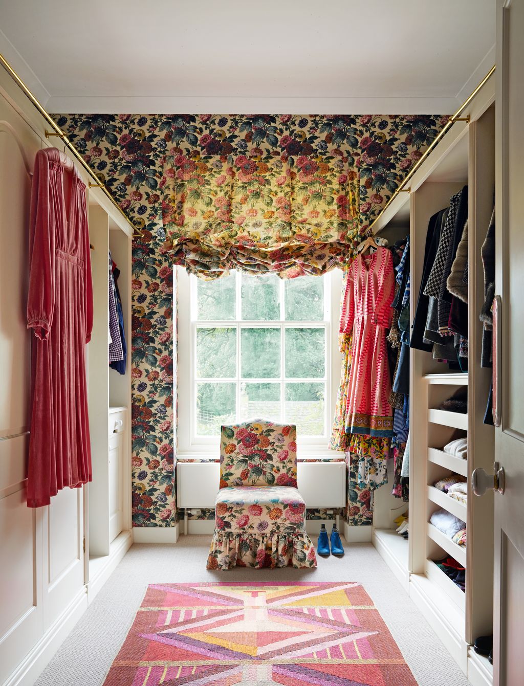 In this Flora Soamesdesigned house in the Cotswolds a triple application of Floras “Dahlias” print to wallpaper a blind...