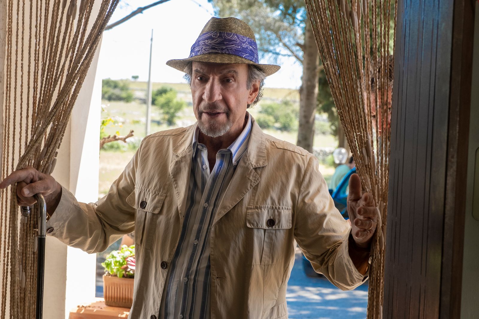 actor f murray abraham bead curtains hat italy