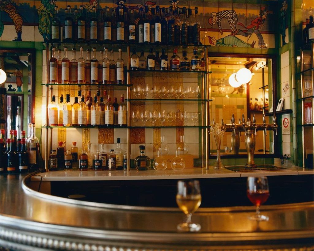 Perfect for adventurous foodies and those looking for upscale modern French fare.  Just minutes from Paris' Cirque...