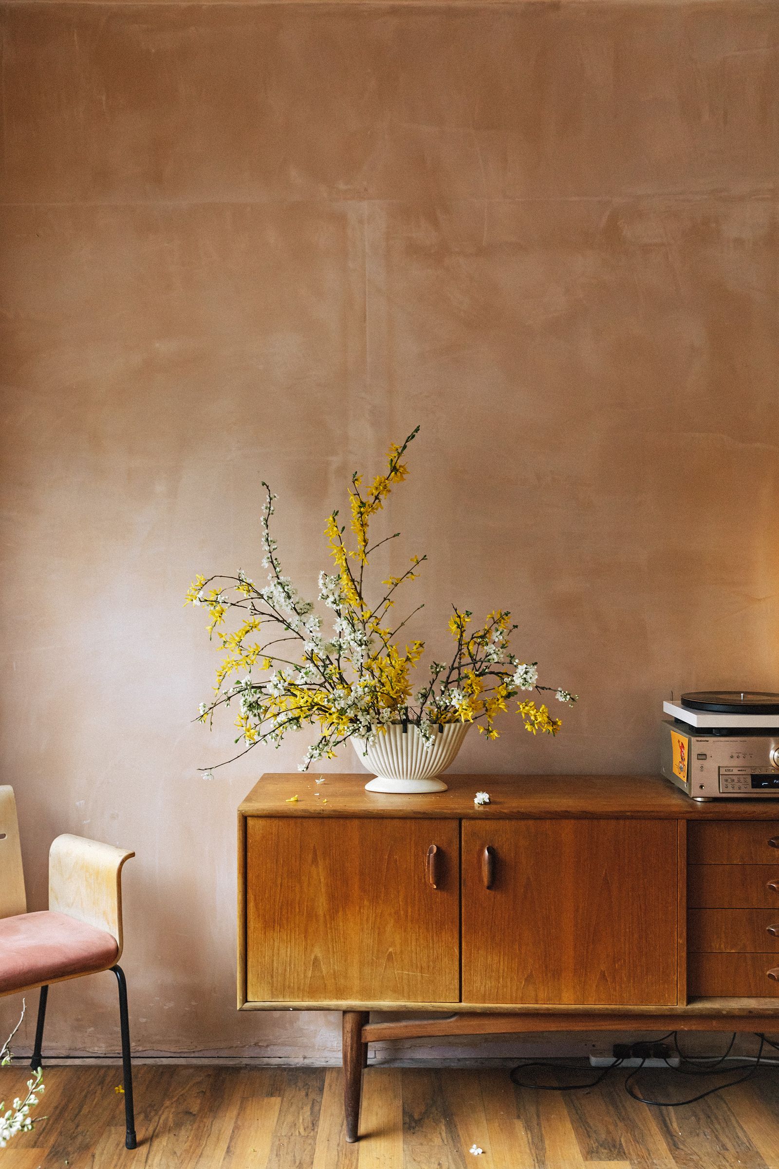 How to create a joyful daffodil arrangement to welcome spring