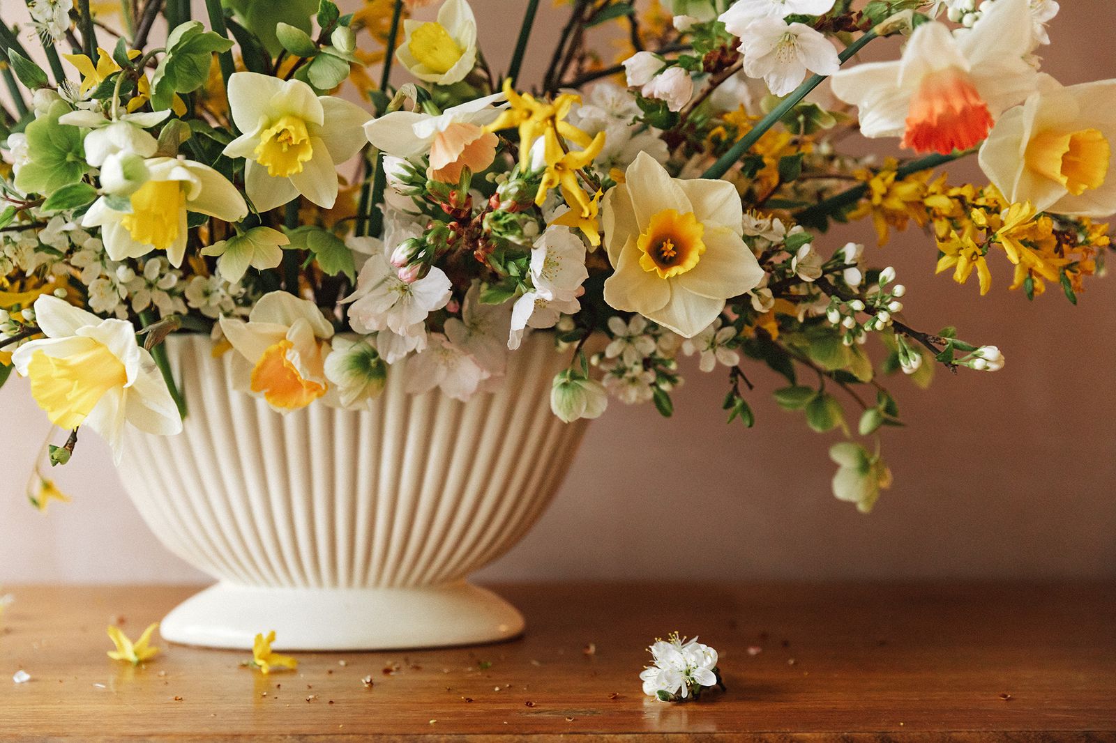 How to create a joyful daffodil arrangement to welcome spring