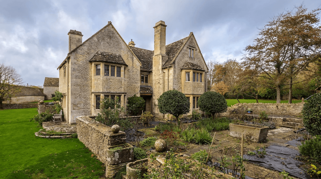 On the outskirts of the ancient village of Shipton Moyne sits this sprawling country farmhouse. Surrounded by thirty...