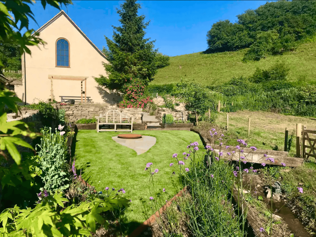 Perfect for outdoorsy types honeymooners and city mice wishing they could go country a stay at this loft is just the...