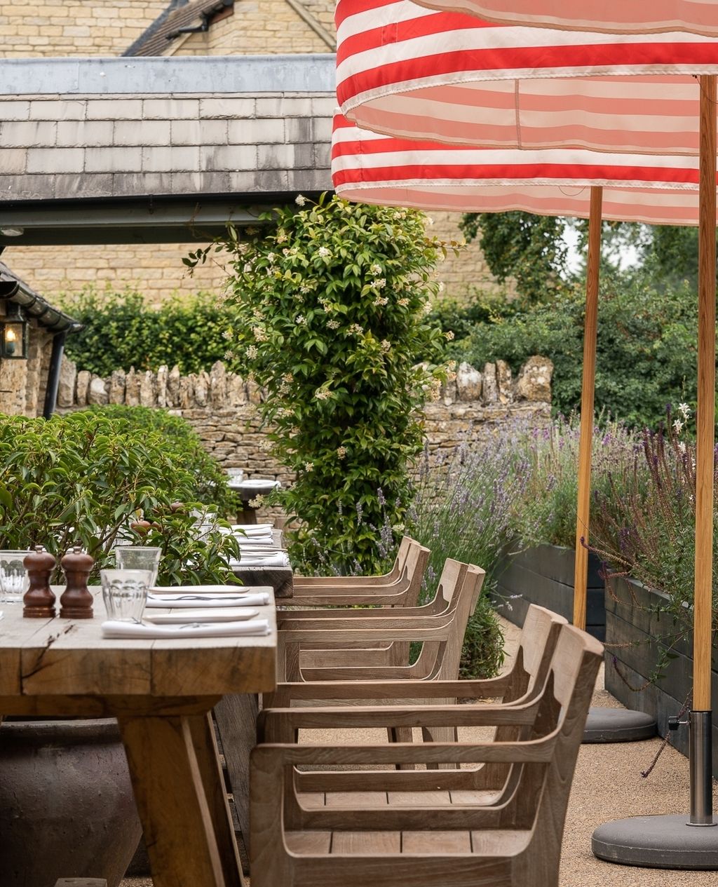 Set amongst the honeycoloured stone buildings and cottages in the charming village of AscottunderWychwood this...