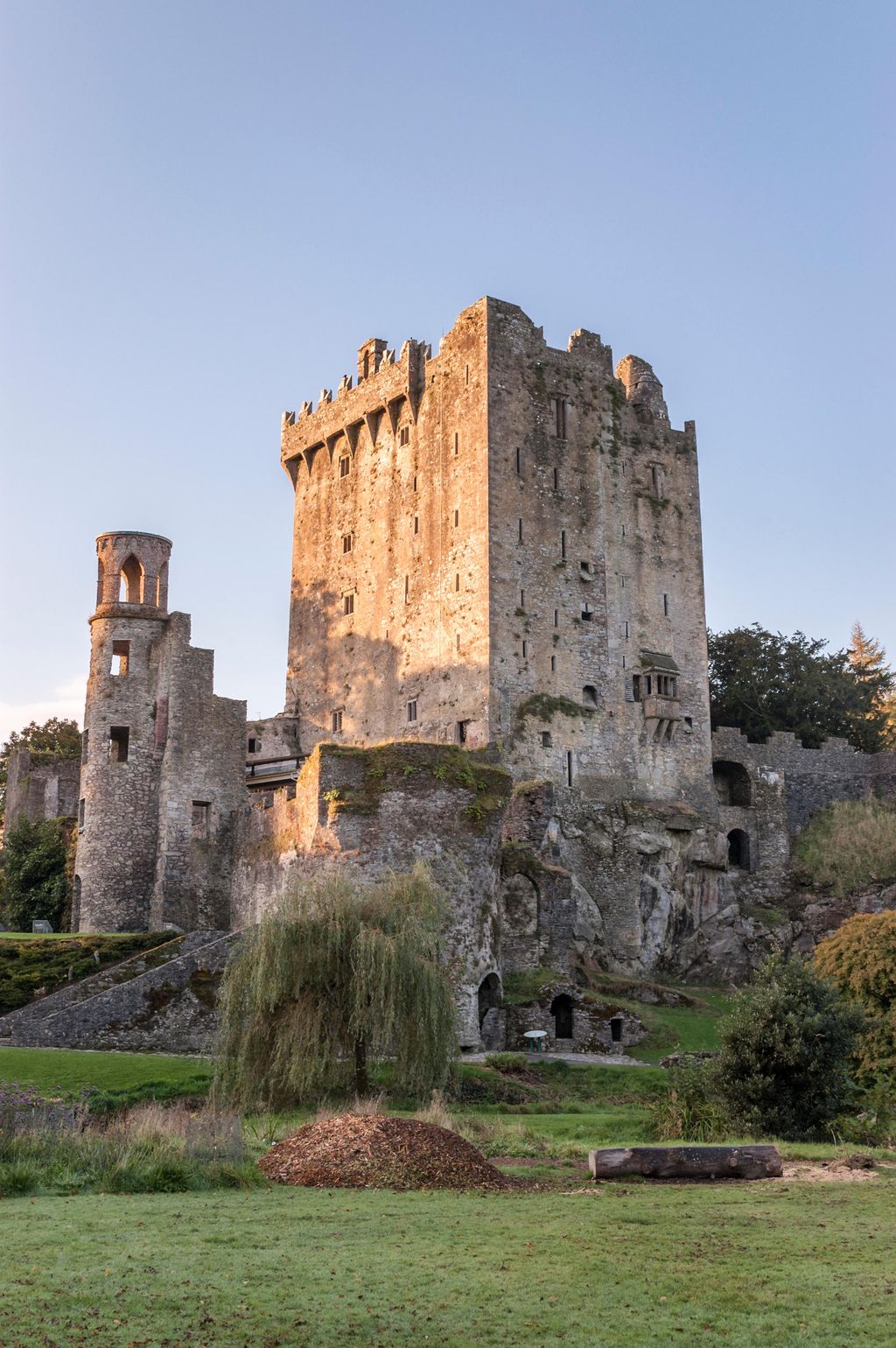 Built by Gaelic lords and AngloIrish dignitaries between the 15th and 17th centuries Blarney Castle is an unusually...
