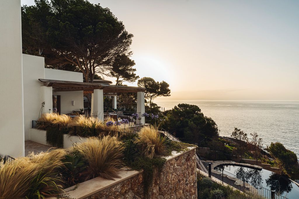 Compared to the party towns in the south and fashionable northwest Mallorcas quiet northeast coastline flies relatively...