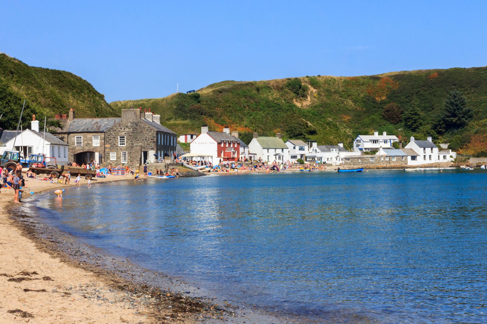 2ABBWN2 Nefyn Wales August 18th 2015 People enjoying the sunny weather on the sandy beach. The town is situated on the...