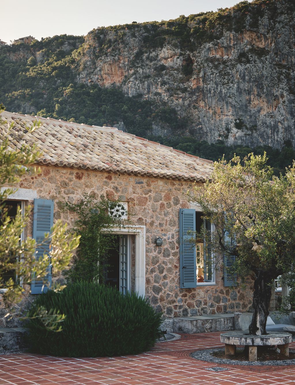 The living room opens onto the large terraced garden facing the sea.