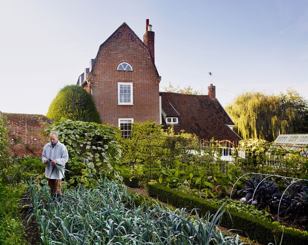 A fellow of the Society of Garden Designers Tom brings his impressive horticultural expertise to all his gardens. He...