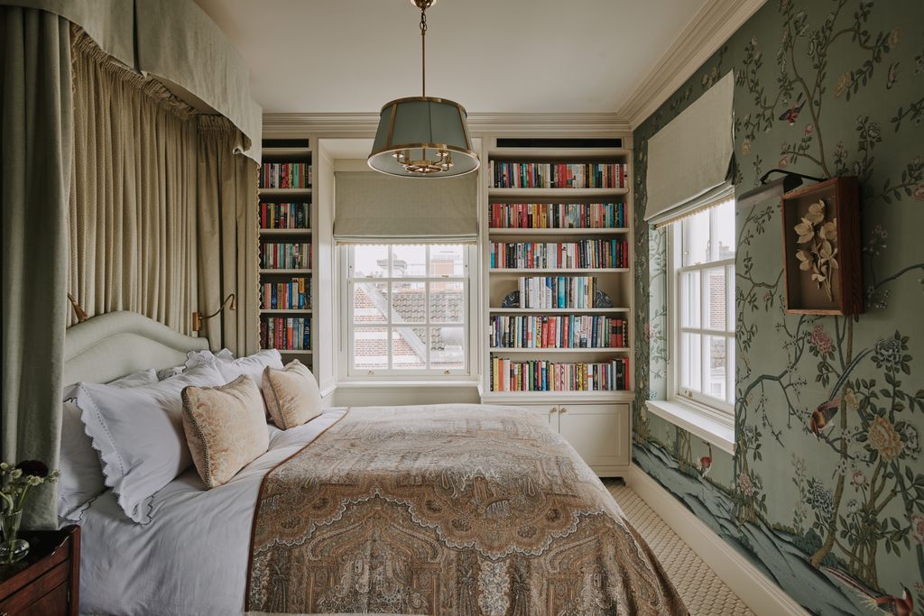 Salvesen Graham have expertly combined comfort and elegance in this topfloor Mayfair apartment swathing the bedrooms in...