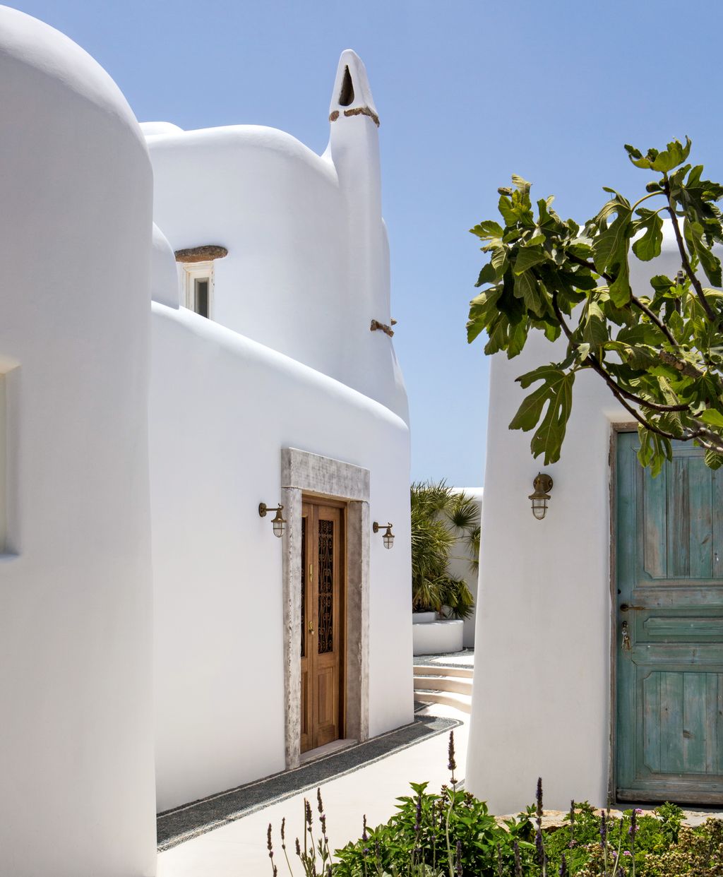 Built in the Nineties the house has been remodelled inside and out by Rebecca. Across from the Greekstyle main entrance...