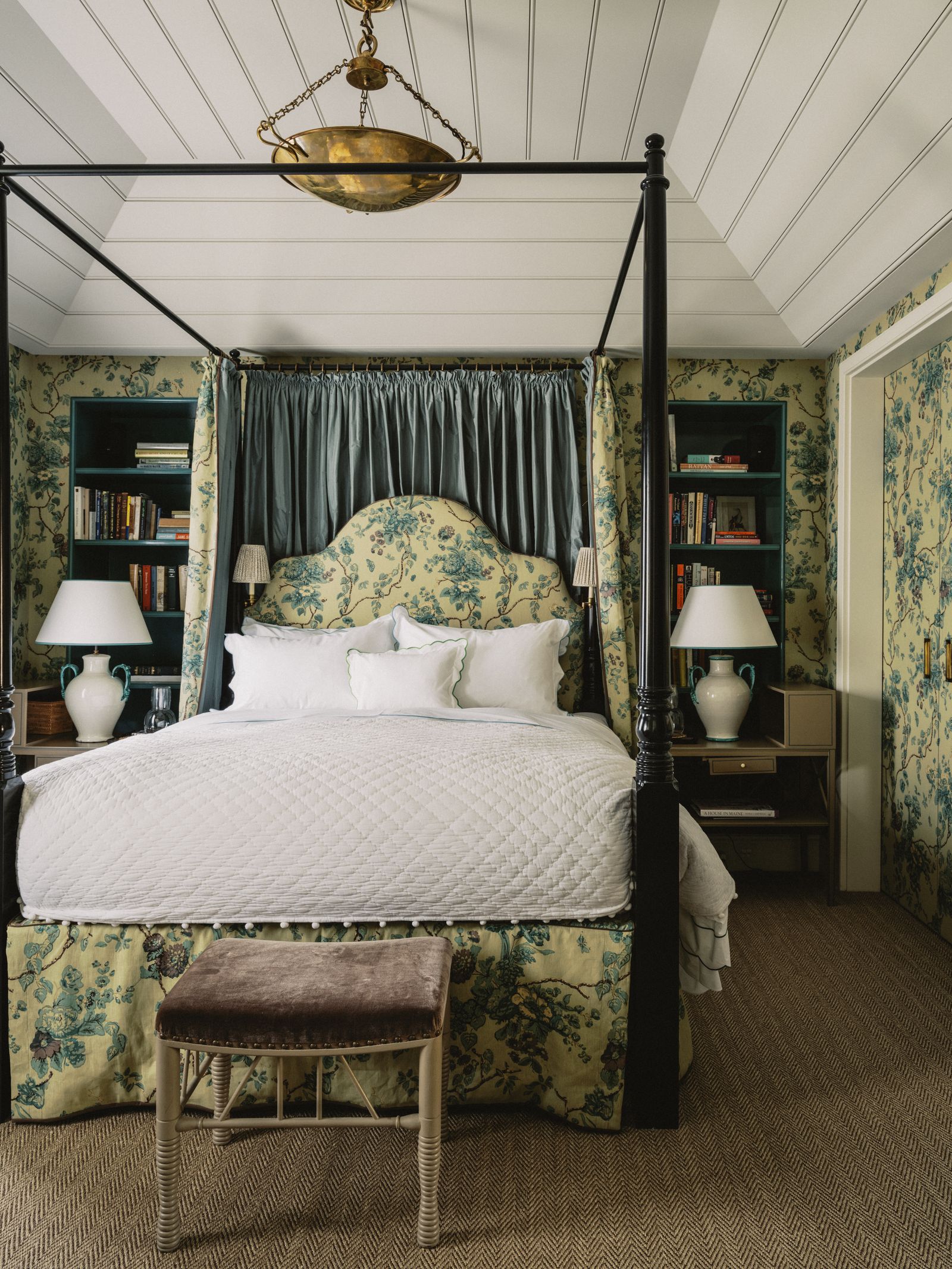 Veere Grenney is a devotee of the fourposter bed even in relatively small bedrooms. In this townhouse in London he has...