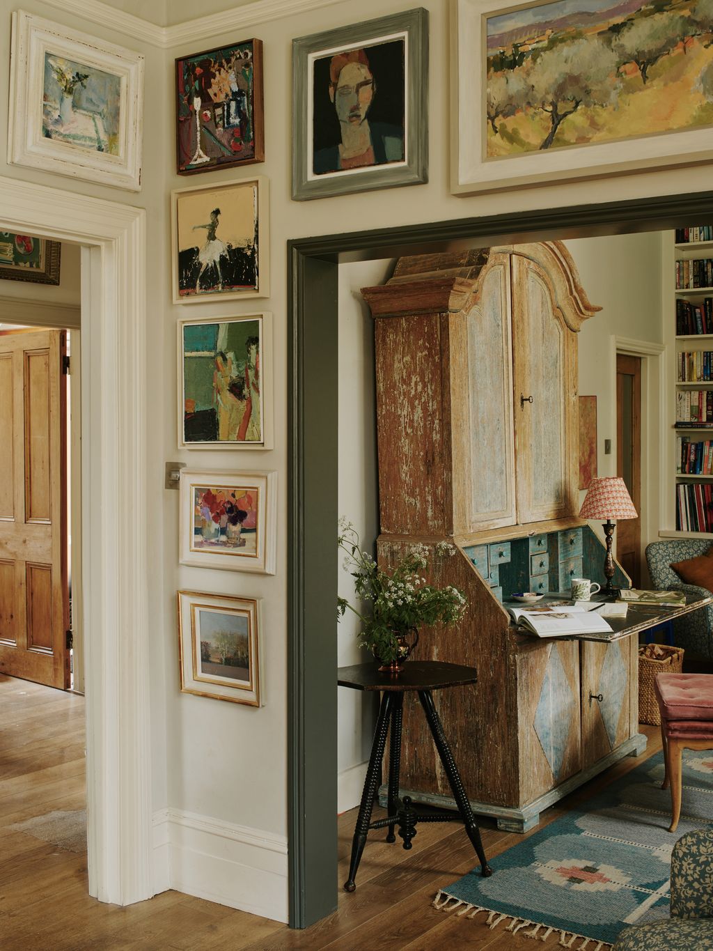 Tasked with bringing colour and harmony to the ‘greige interiors of this Victorian house interior designer Tamsin...