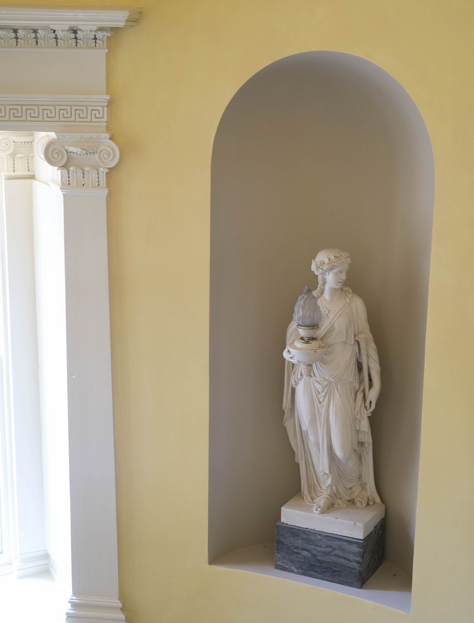 House  Gardens editor Hatta Byng invited The Calico Club to her Regency home Brockfield Hall