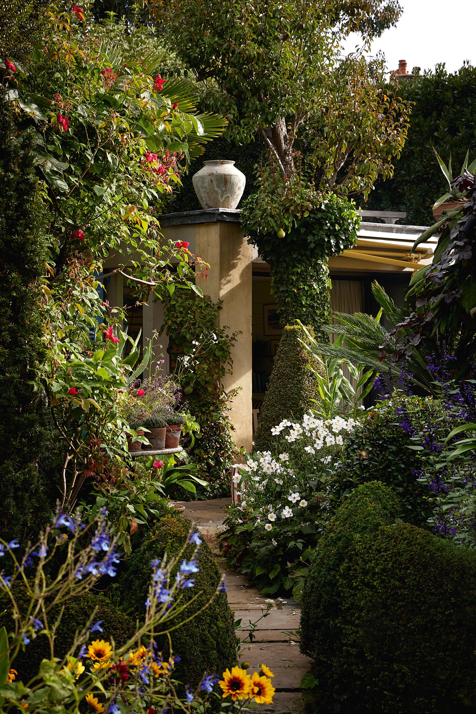 The urn on the gardenroom pillar creates an eyecatching focal point.
