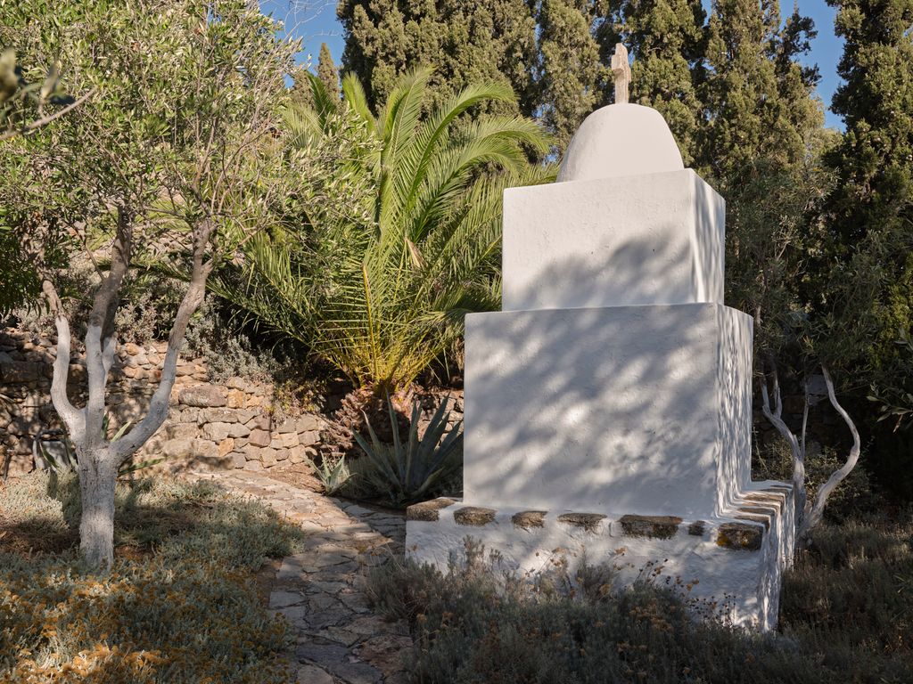 Teddy Millington Drake's whitewashed mausoleum is inscribed with XAIRE which means hail goodbye in ancient greek.