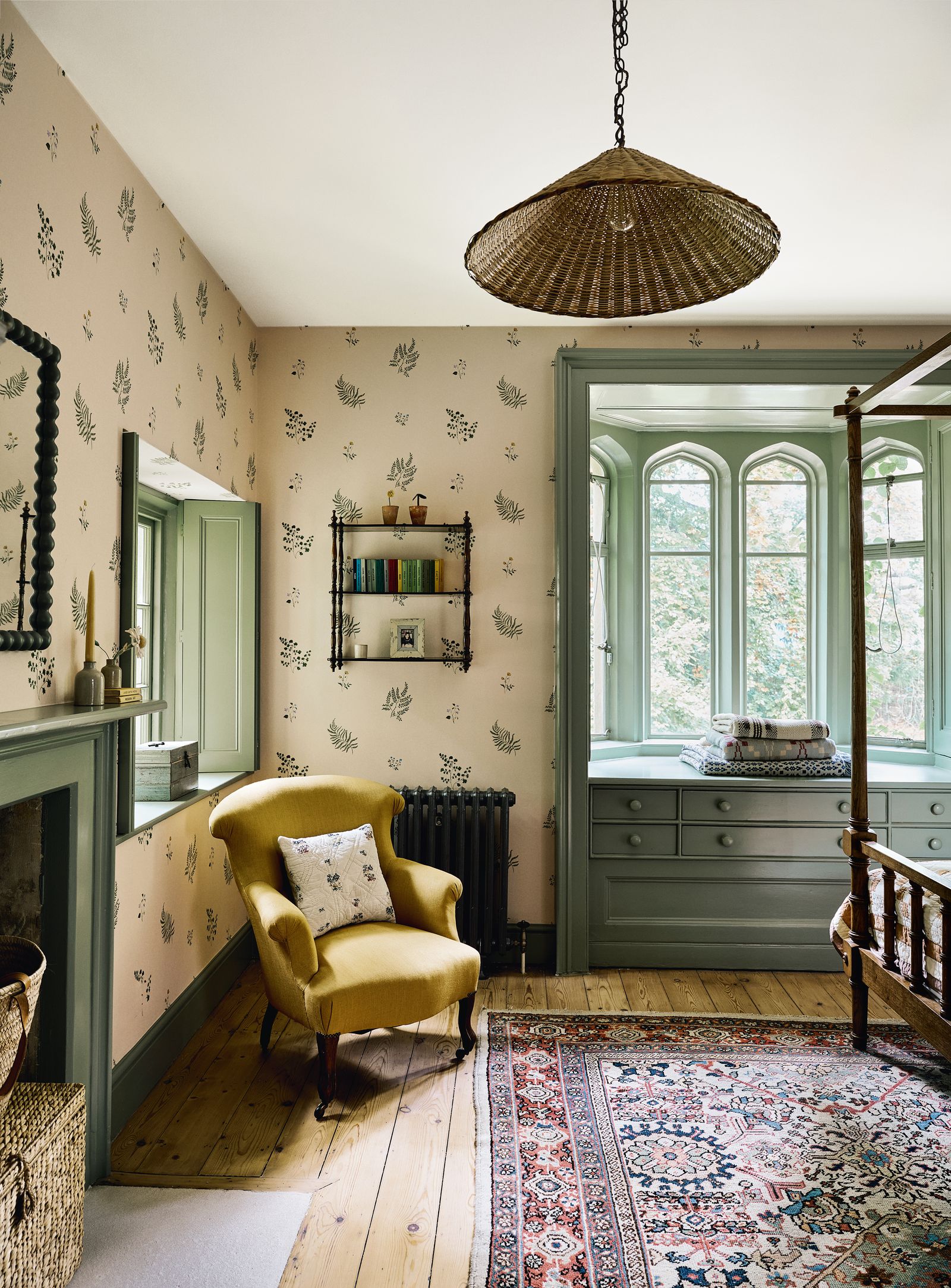 Woodwork in Farrow amp Balls ‘Lichen frames a custom version of Tess Newalls ‘Herbarium wallpaper in the spare room of...