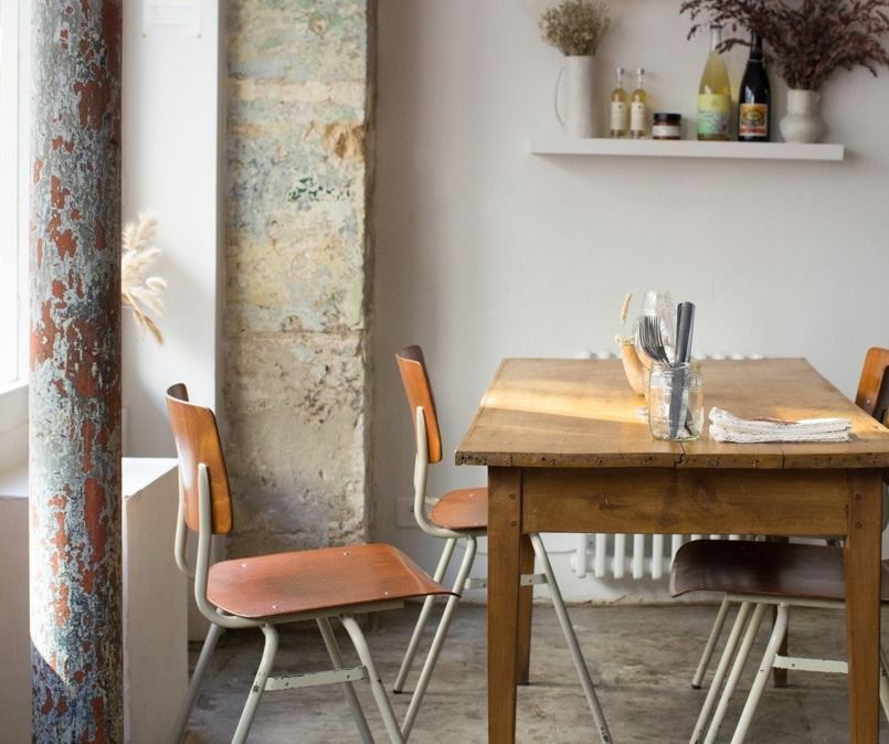 Early June is a wine bar opened in the Canal SaintMartin area at the end of 2018. When Camille Machet and Victor Vautier...