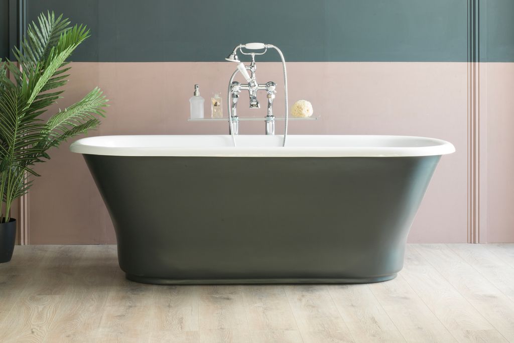Image may contain Tub Bathing Bathtub and Person