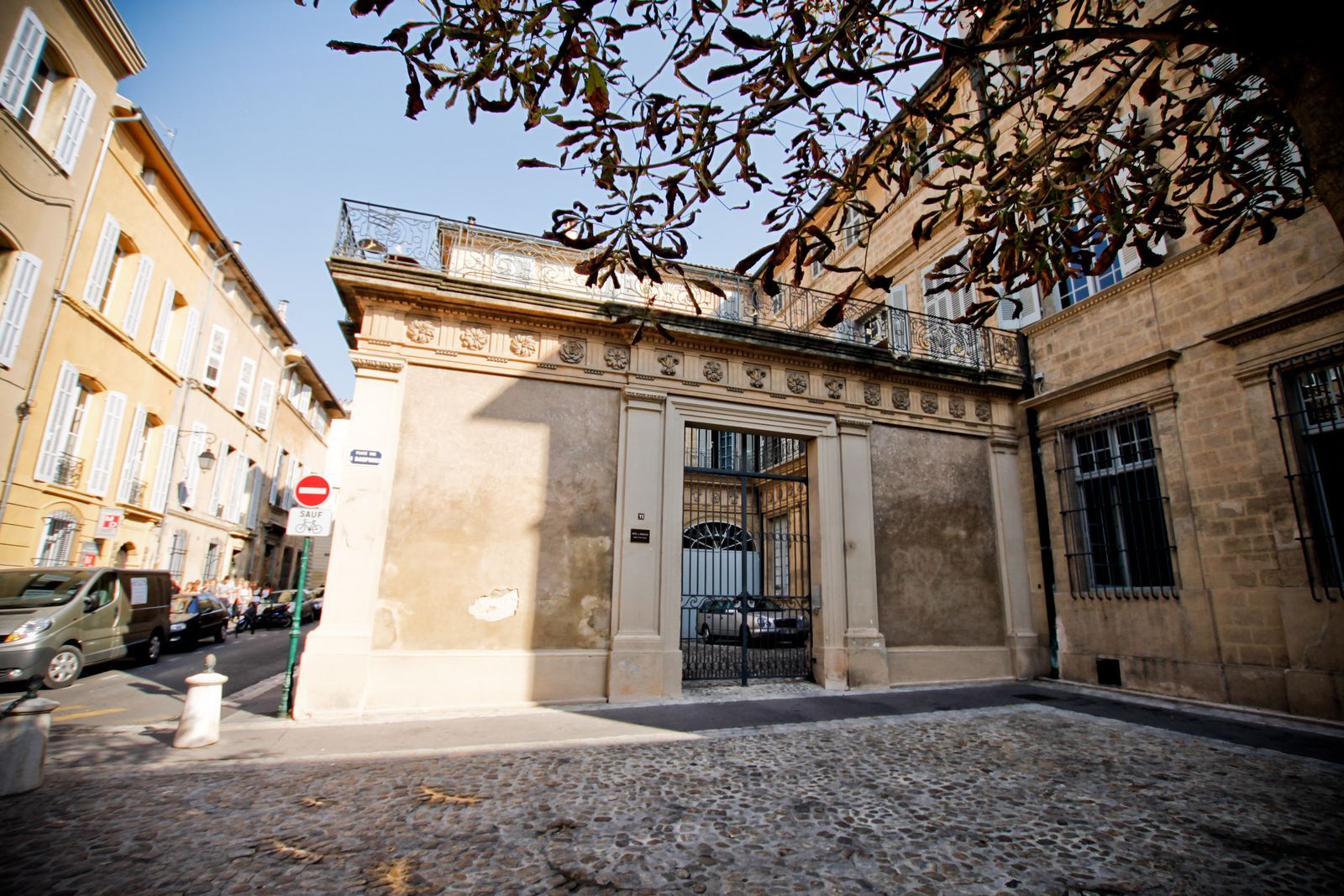 Alain Delon Hôtel de boisgelin aix en provence vue de la rue