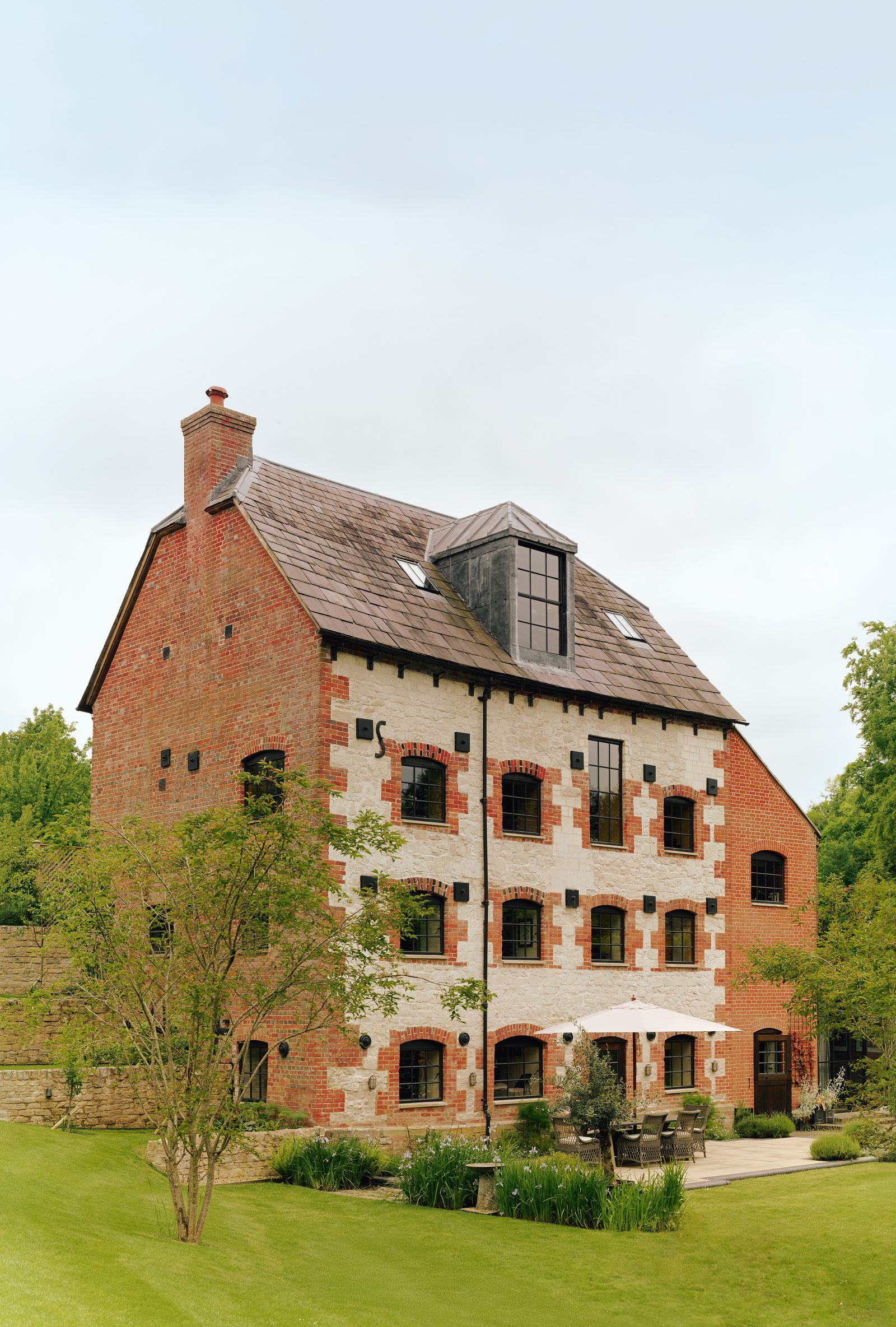 Image may contain Architecture Building Housing House Manor Grass and Plant