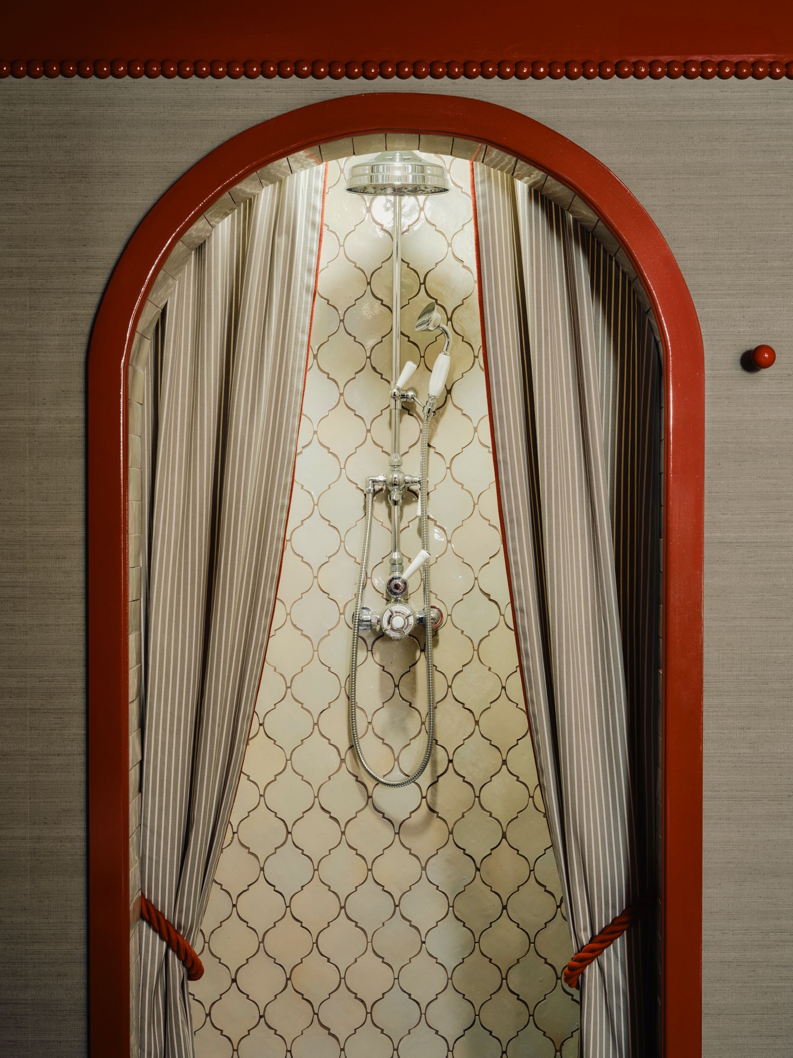 The shower alcove in suite no.1