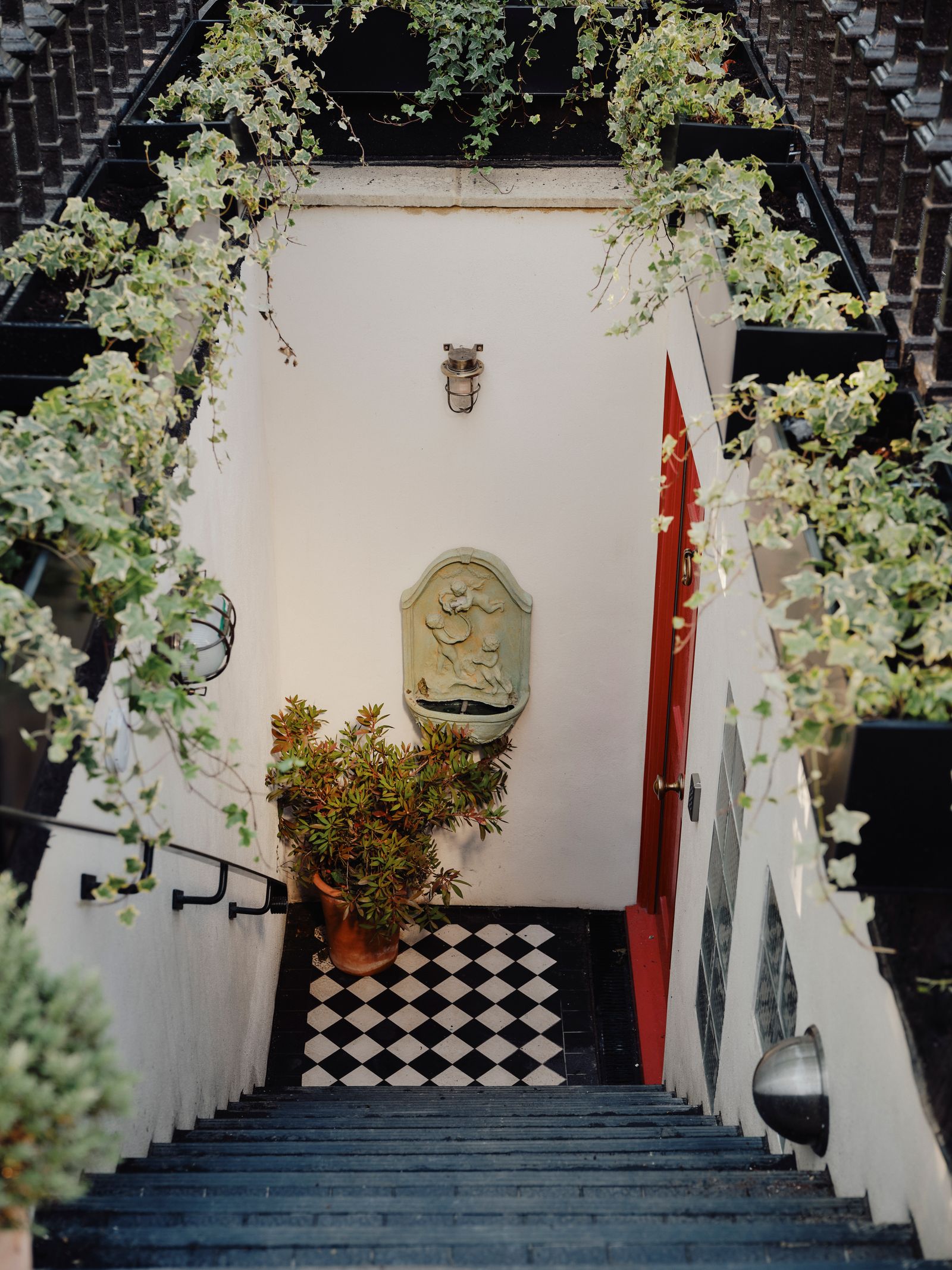 The approach to suite no.2