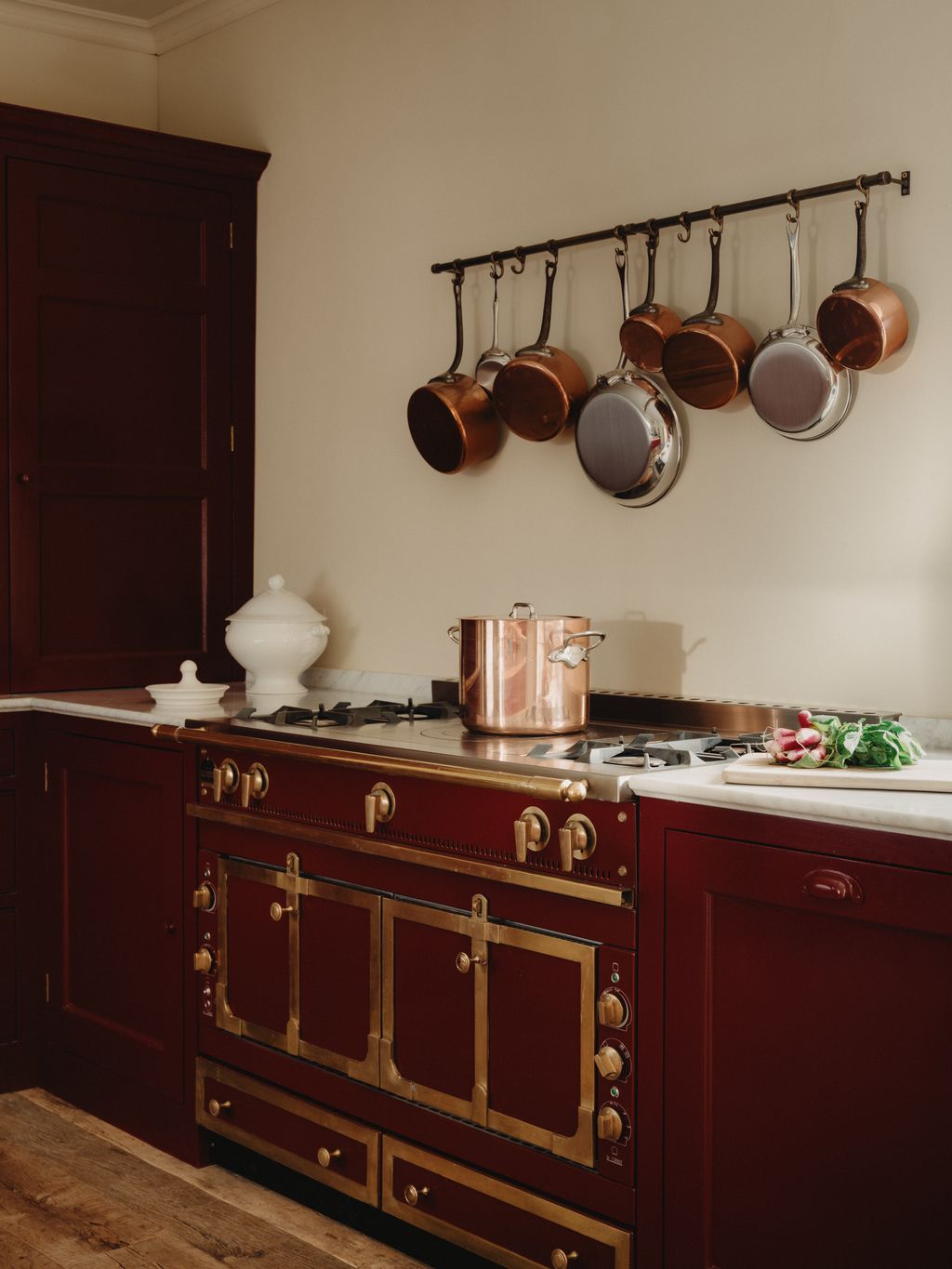 A burgundy ‘Le Château 120 range by La Cornue takes centre stage.