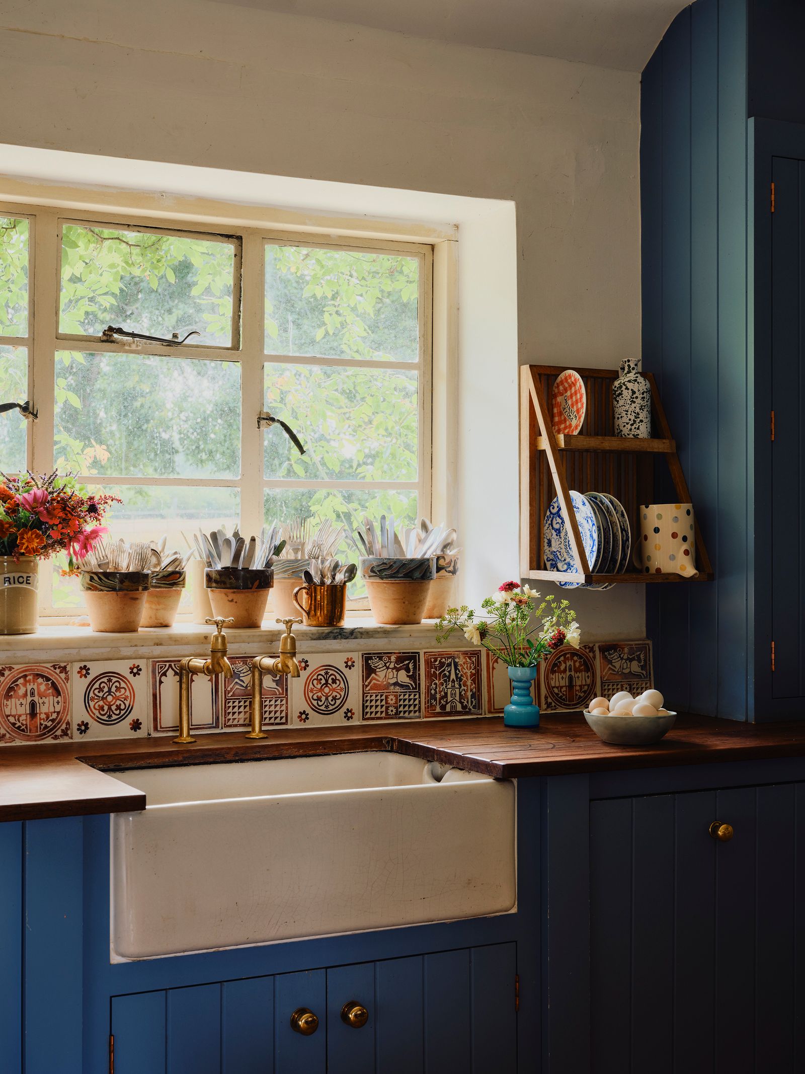 A Belfast sink in Matthew Rices kitchen at home in Oxfordshire with the large overflow visible on the righthand side.