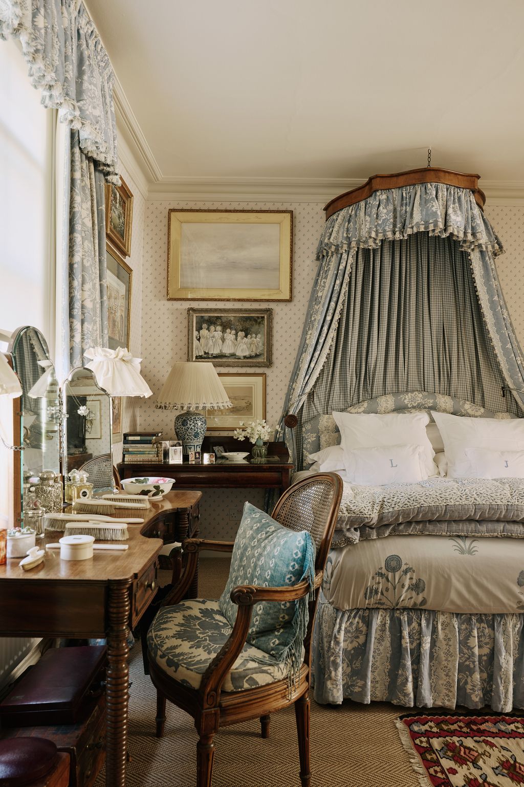 To create a timeless countryhouse feel look to Cindy Levesons London flat for inspiration. In the main bedroom she has...