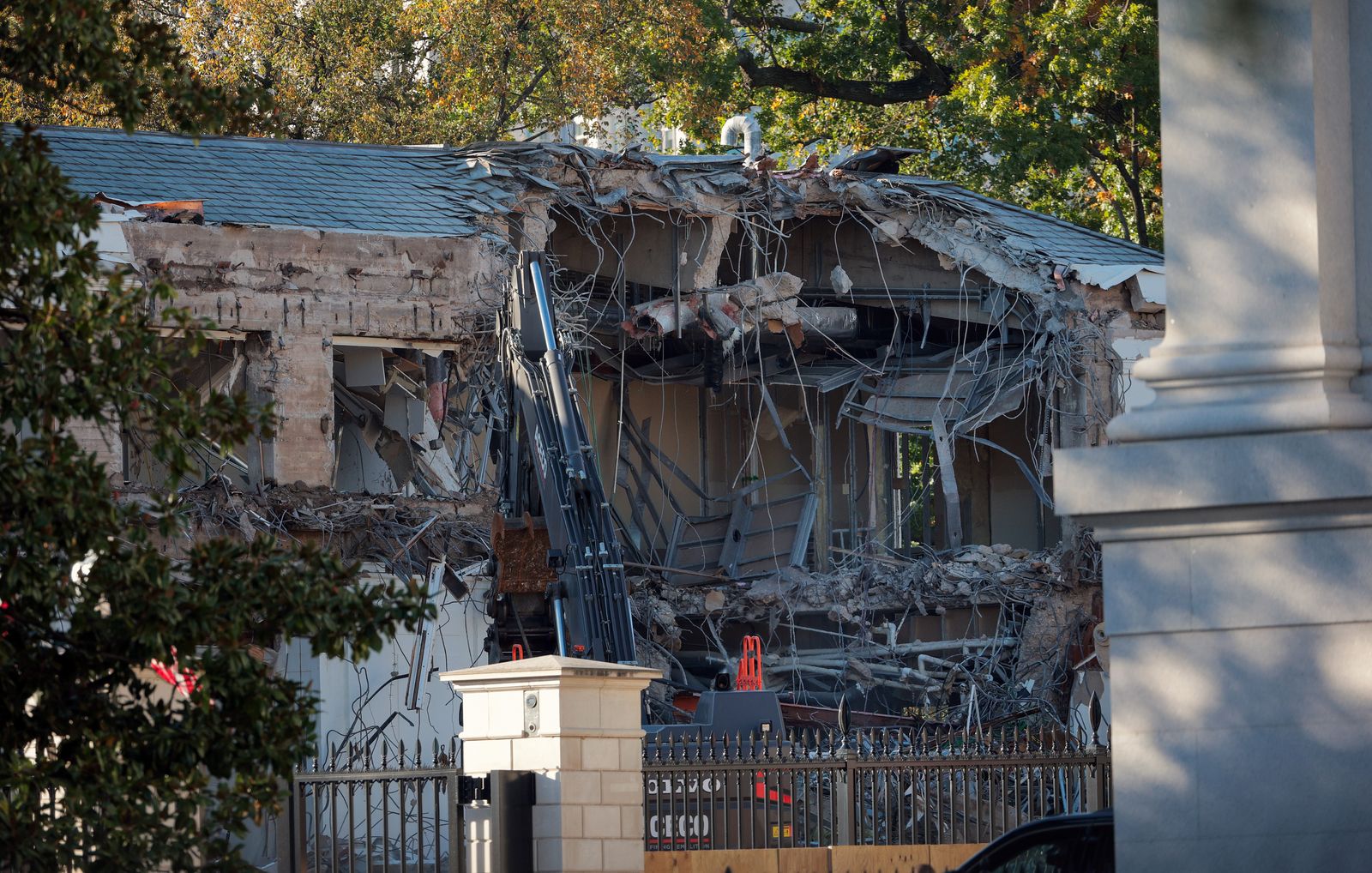 The facade of the East Wing of the White House is demolished by work crews