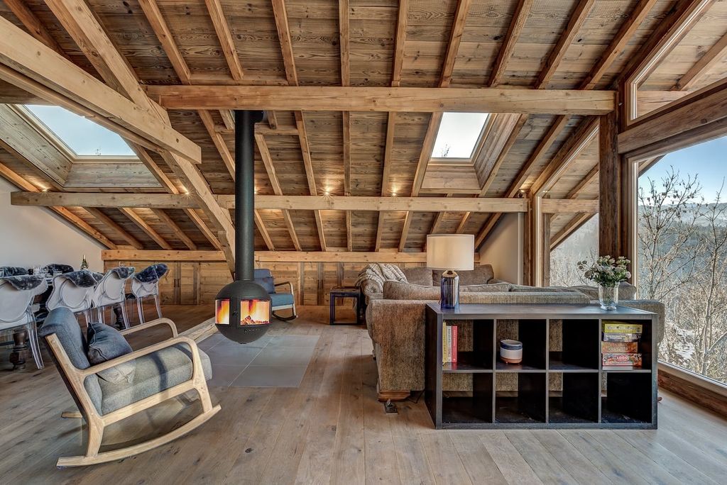 Find luxurious seclusion in this beautifully decorated chalet. With an openplan kitchen and living area a 360º fireplace...
