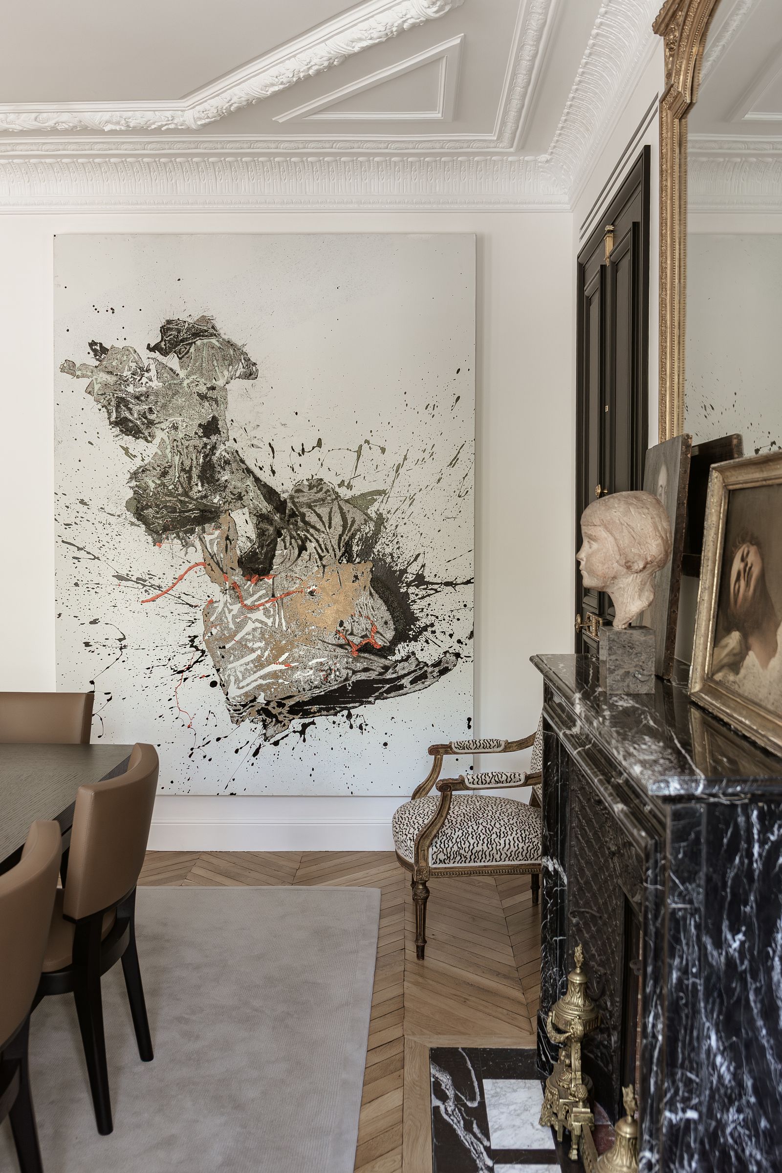 On the dining room wall Allen Kirschs abstract expressionist painting Untitled No. 2711 fits in with the Haussmannstyle...