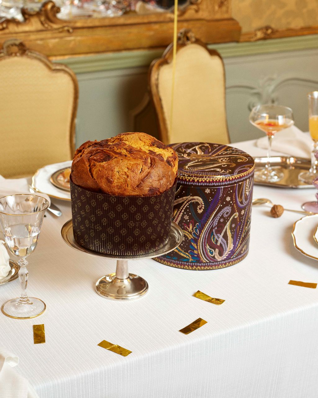 Panettone su alzatina scatola in latta