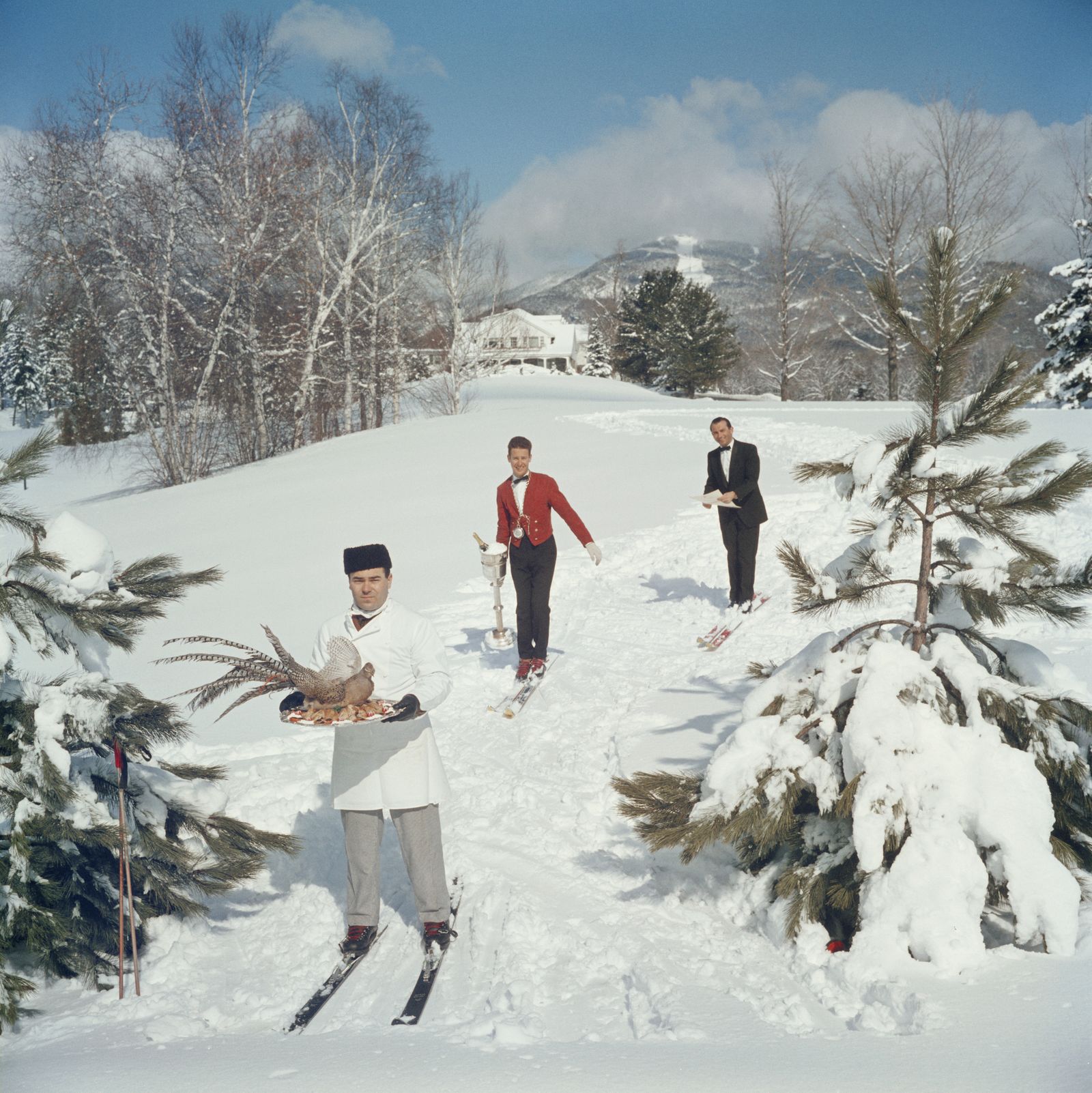 Tre camerieri sugli sci servono gli ospiti su una pista a Stowe Vermont 1962.