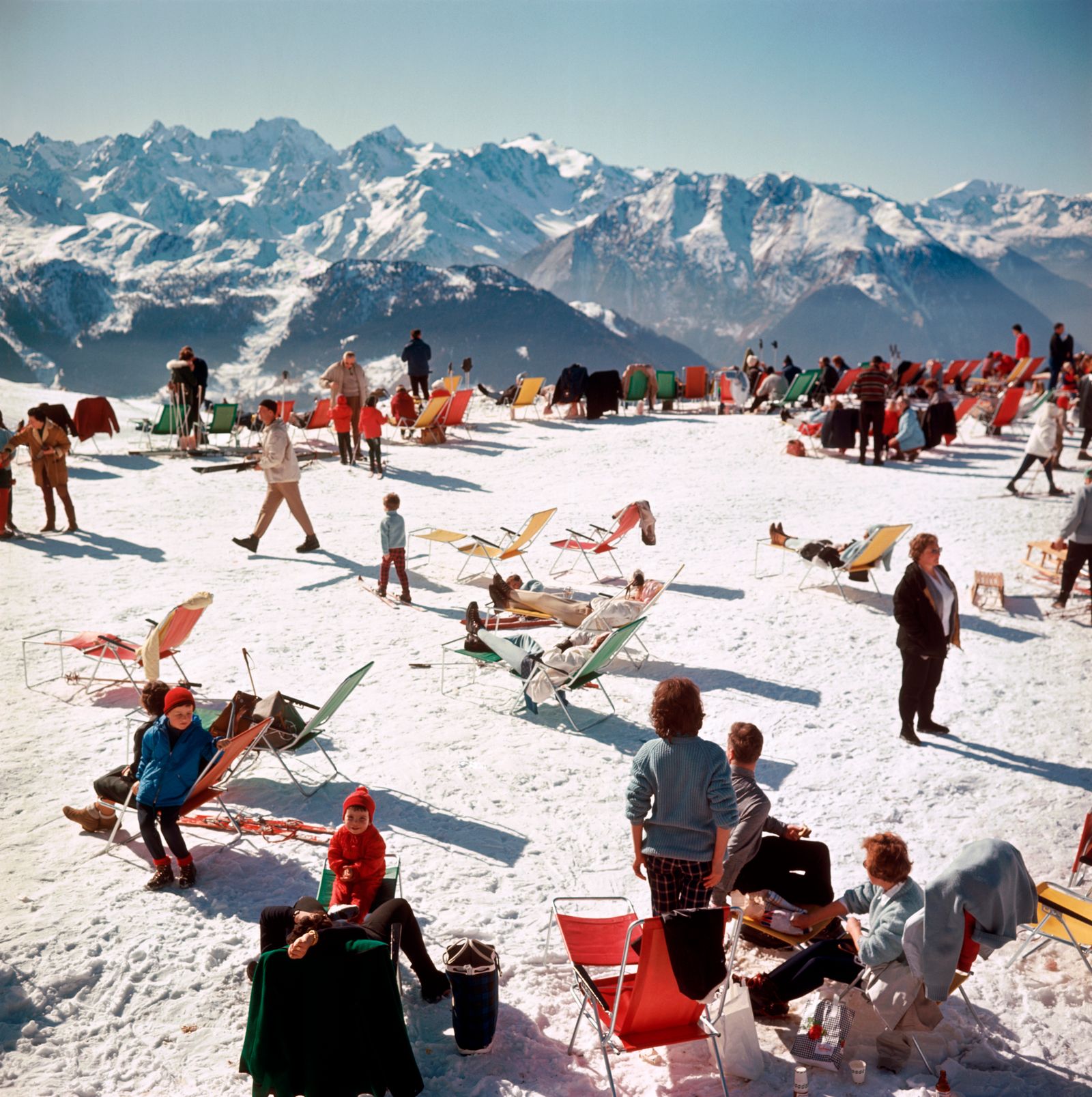 Villeggianti prendono il sole sulla cima di una montagna a Verbier nel 1964.