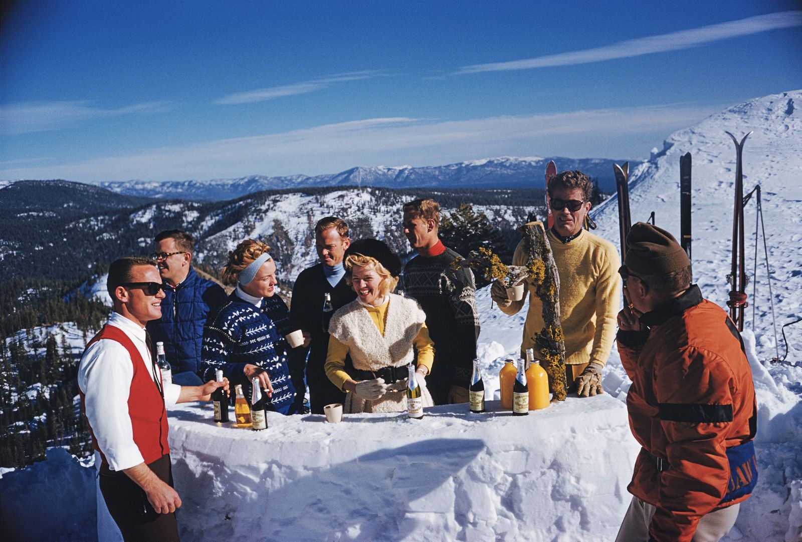 Un gruppo di sciatori si concede una pausa per bere qualcosa al bar sulla cima del picco KT22 a Squaw Valley California...