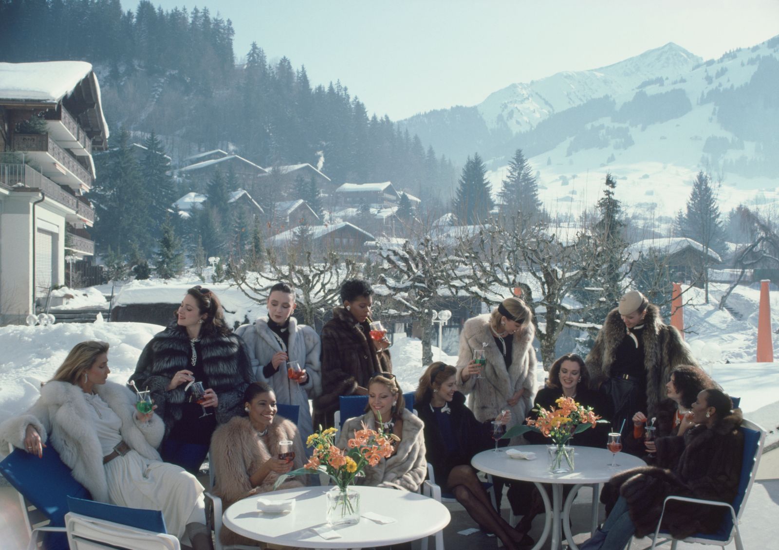 Modelle della gioielleria parigina M. Gerard che si godono un drink sulla terrazza del Palace Hotel di Gstaad in...